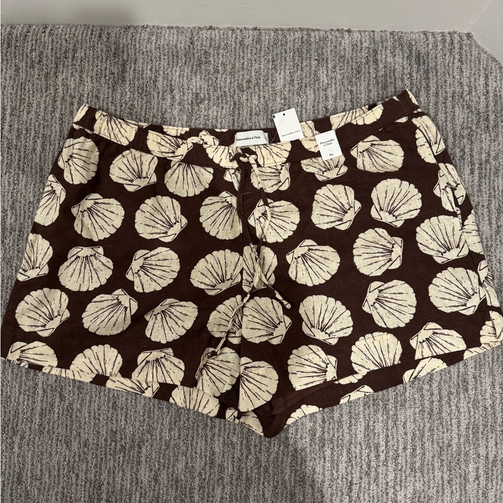 Abercrombie & Fitch Cream Leaf Print Women Shorts